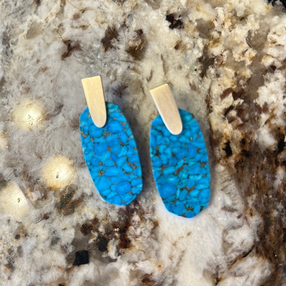New Kendra Scott Earrings - Picture 1 of 1